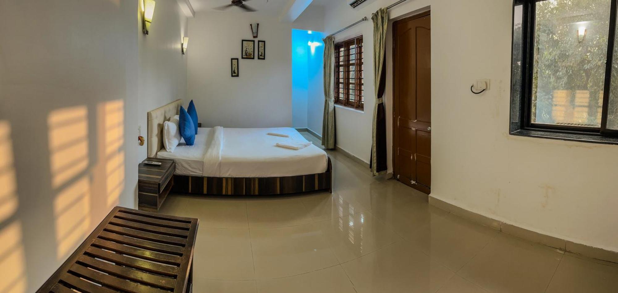 Отель La Costa Residency Анжуна Экстерьер фото