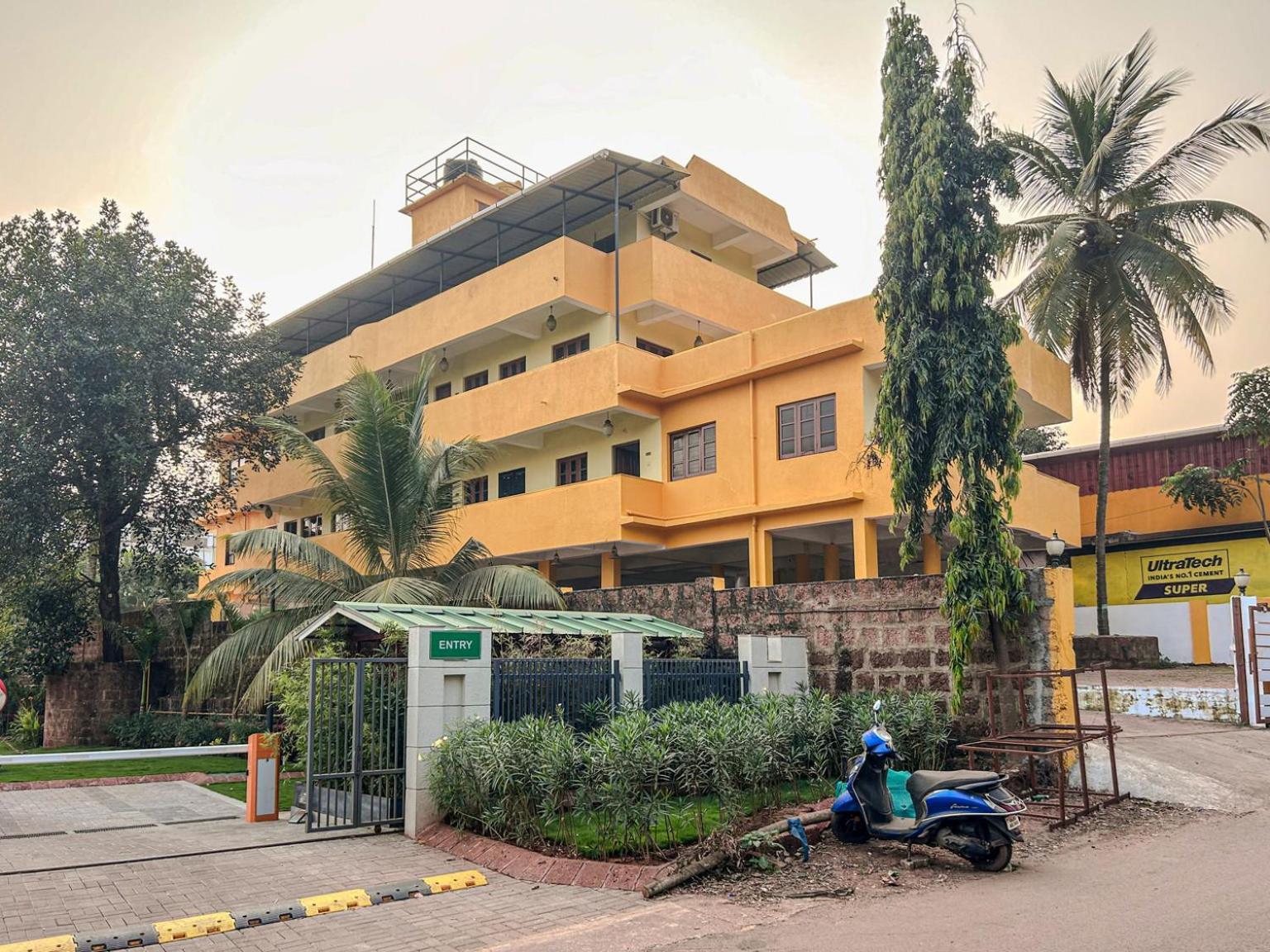 Отель La Costa Residency Анжуна Экстерьер фото