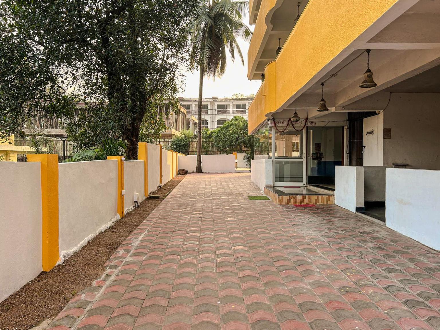 Отель La Costa Residency Анжуна Экстерьер фото
