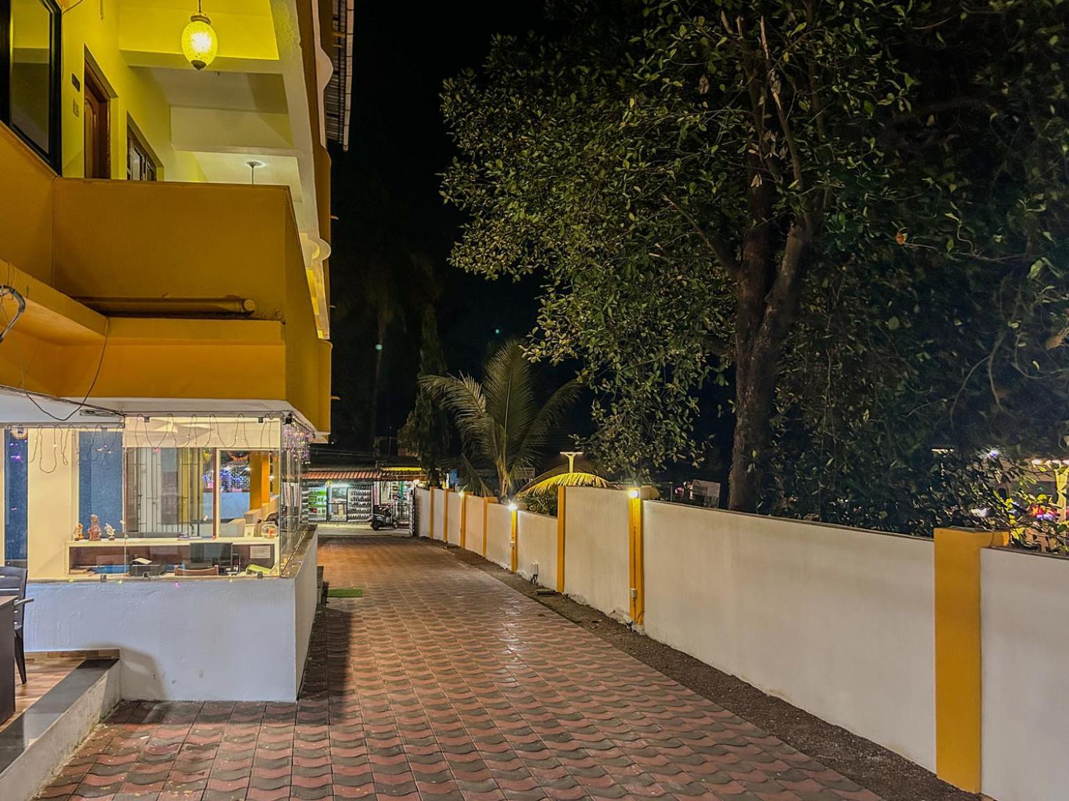 Отель La Costa Residency Анжуна Экстерьер фото