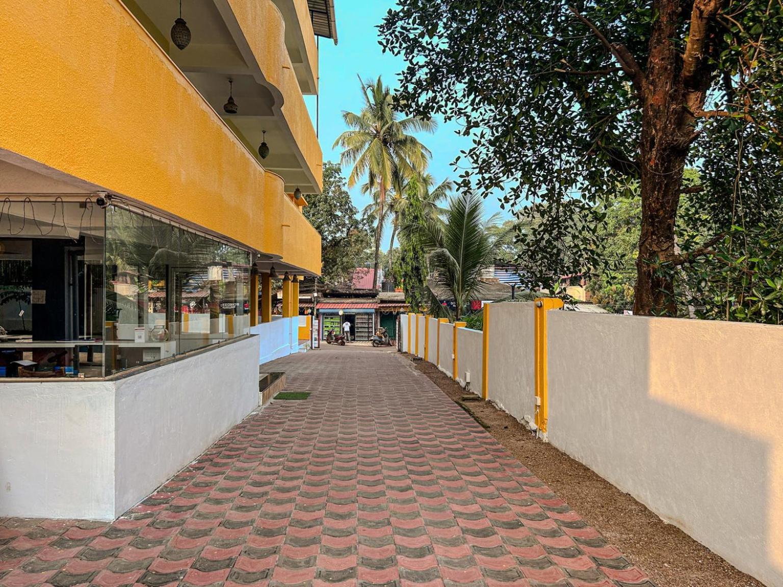 Отель La Costa Residency Анжуна Экстерьер фото