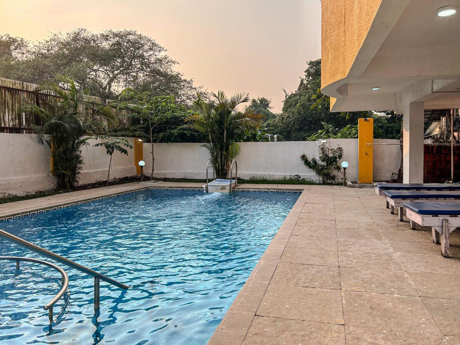 Отель La Costa Residency Анжуна Экстерьер фото