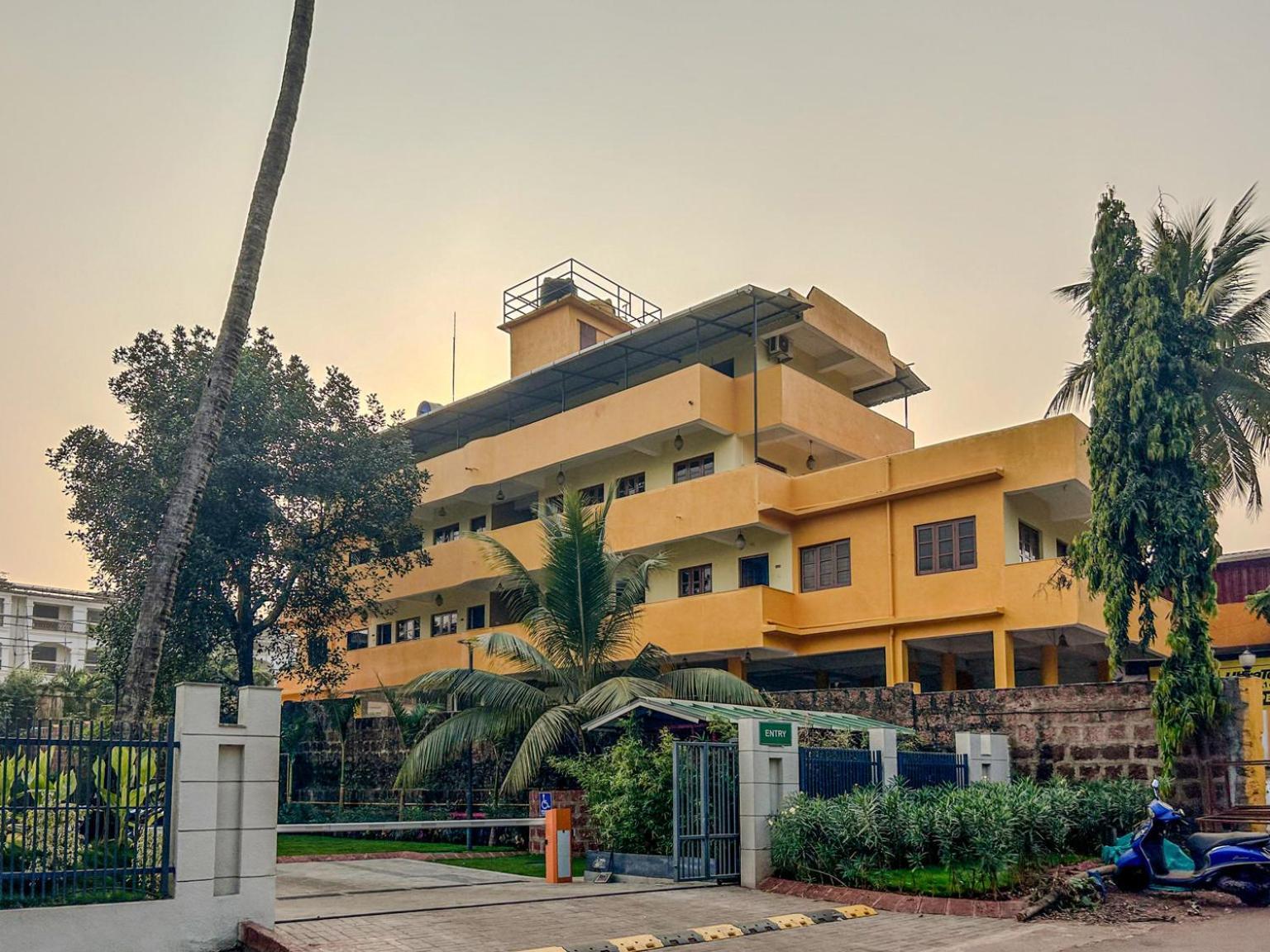 Отель La Costa Residency Анжуна Экстерьер фото