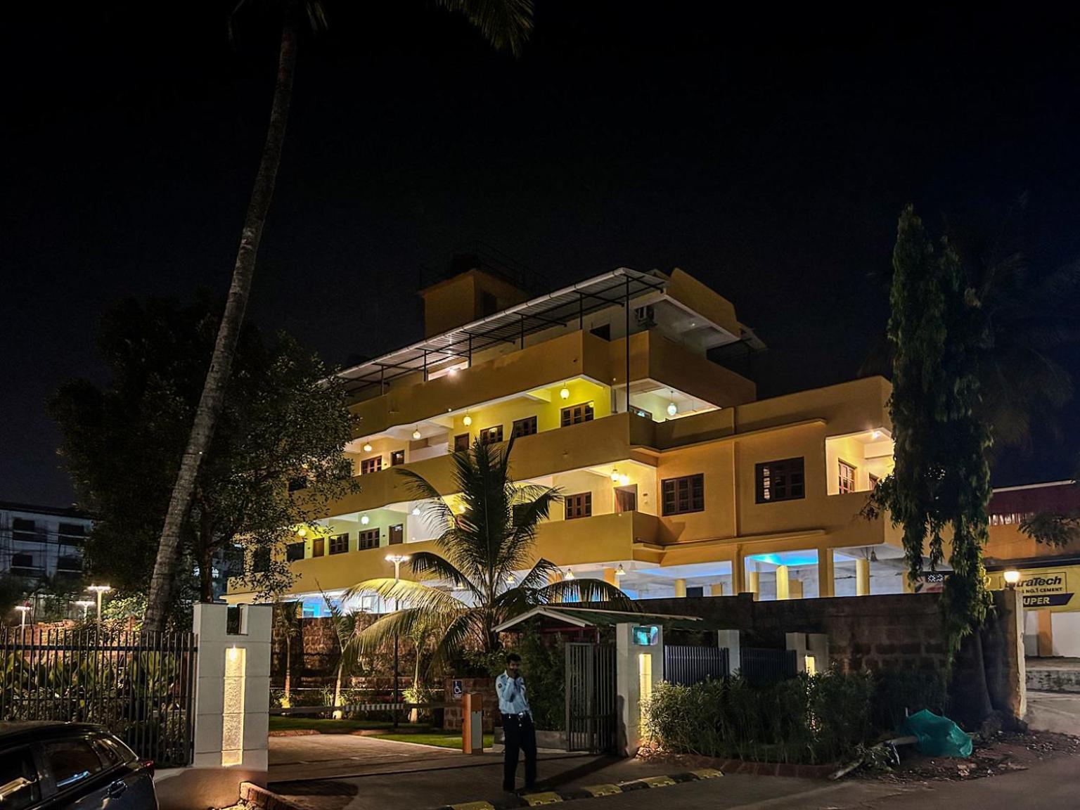 Отель La Costa Residency Анжуна Экстерьер фото