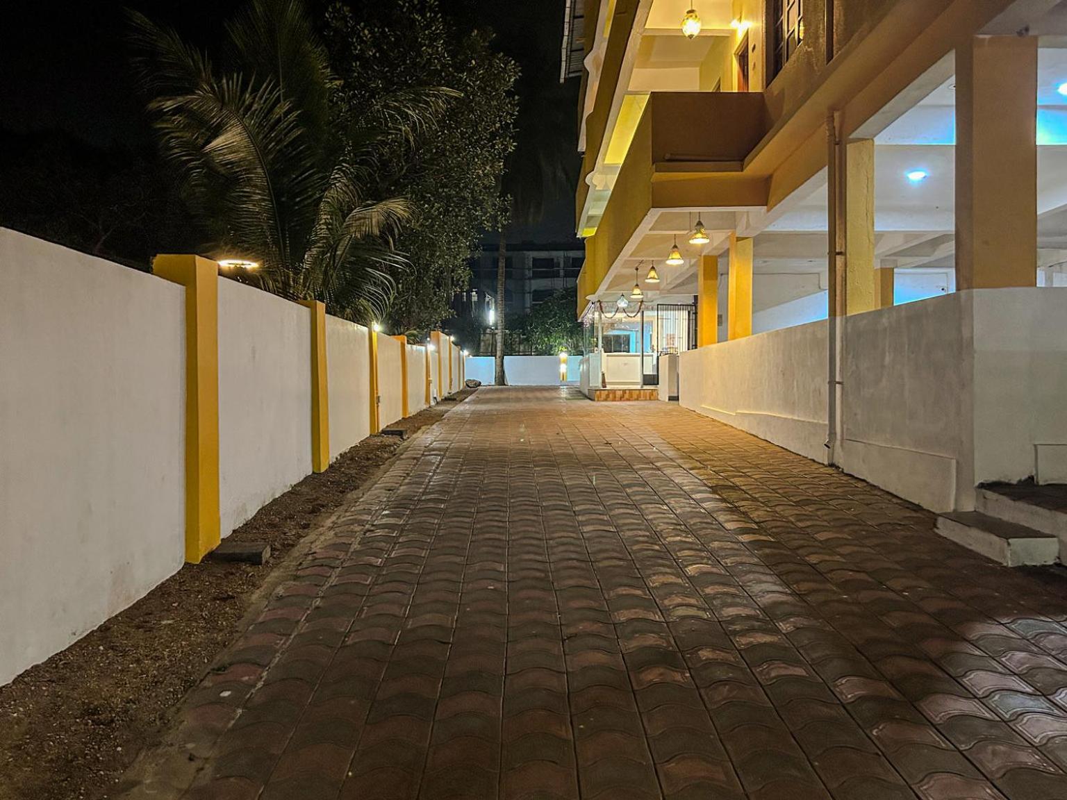 Отель La Costa Residency Анжуна Экстерьер фото