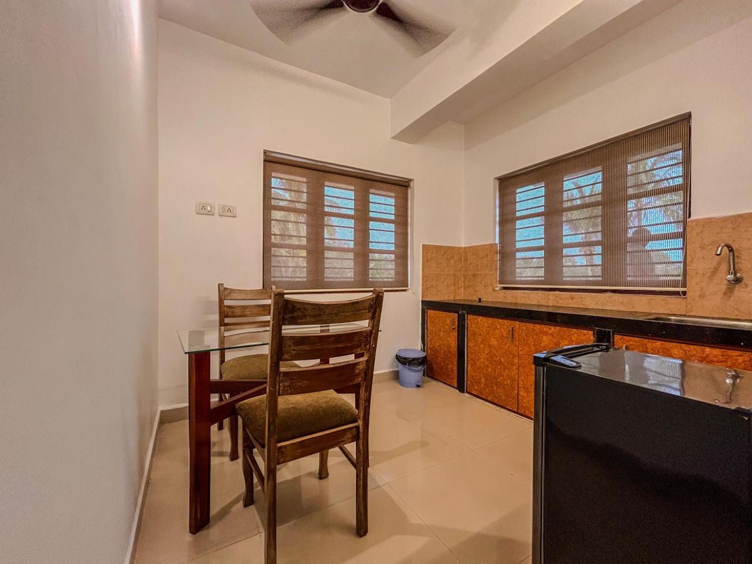 Отель La Costa Residency Анжуна Экстерьер фото